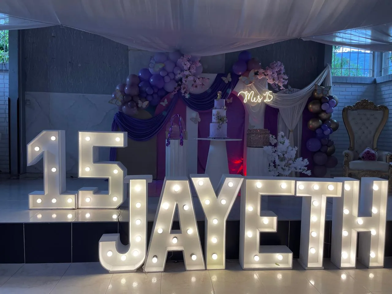 15 años: Letras gigantes Jayeth