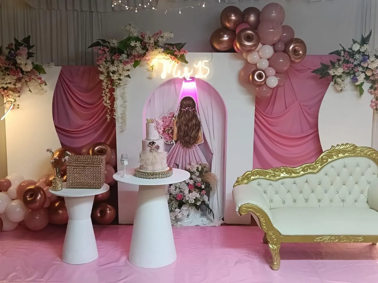 15 años: Rosado con sillón dorado