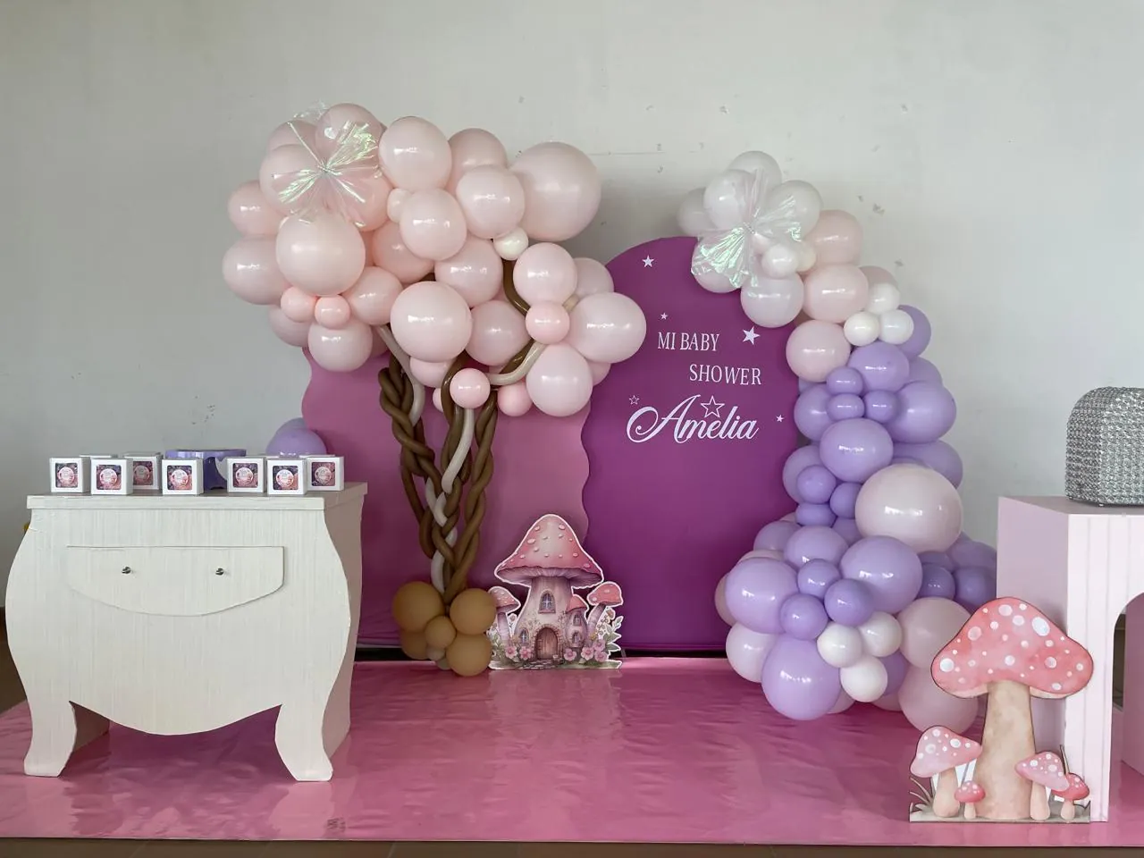 Piñatas y baby shower: Baby shower hongos y lila