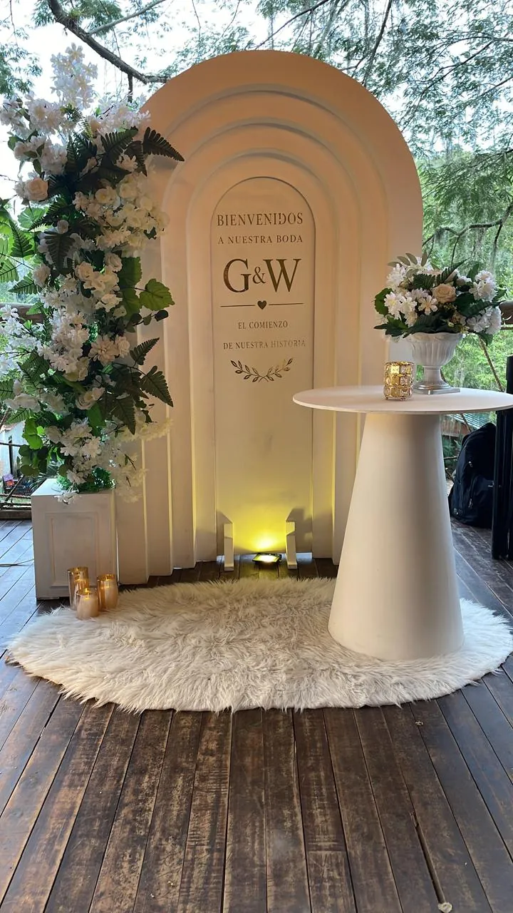 Matrimonios: Arco y mesa para novios