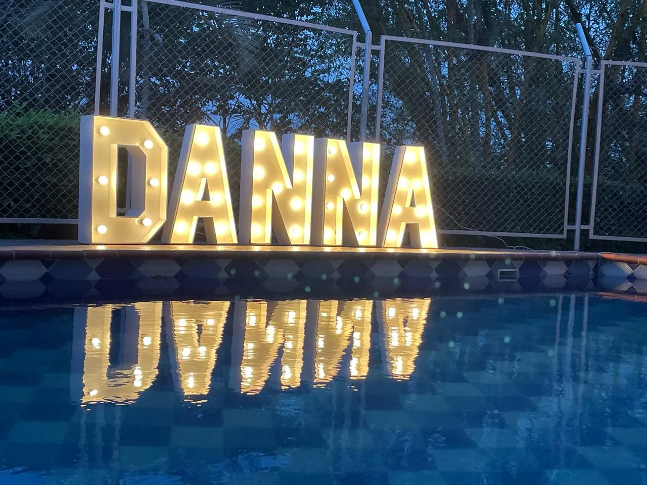 Mobiliario y más: Letras gigantes en piscina