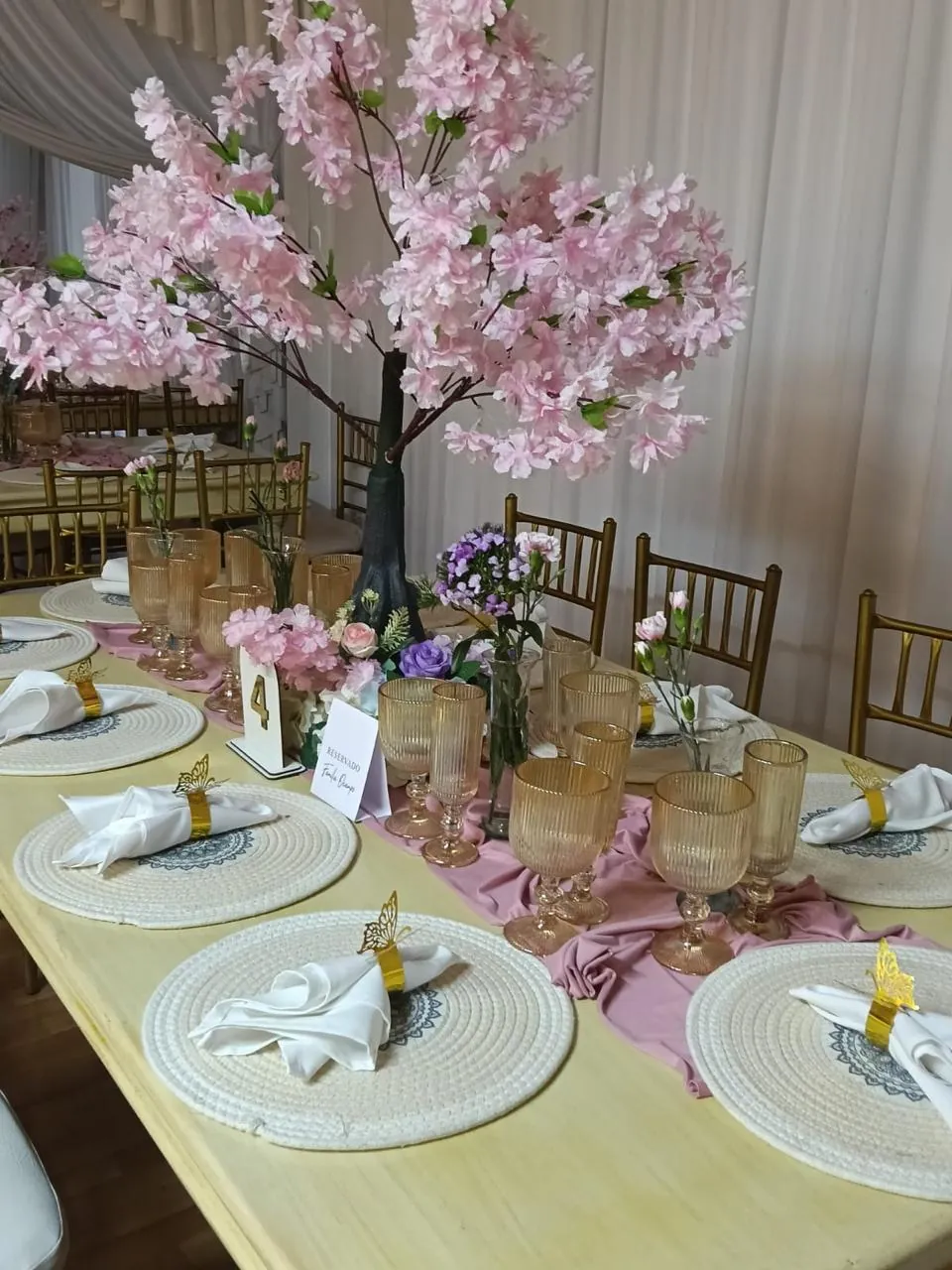 Matrimonios: Mesa con árboles de cerezo