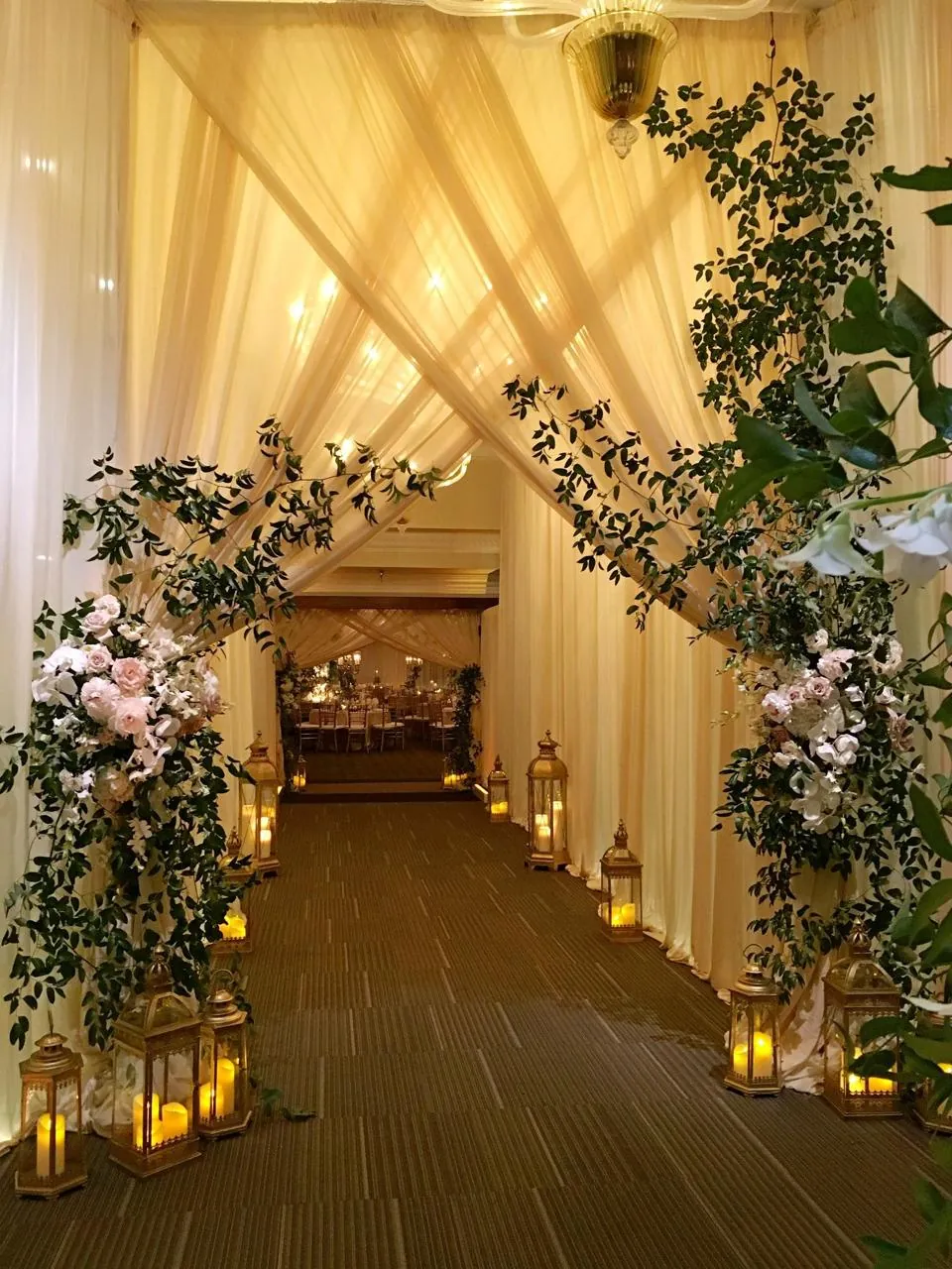 Matrimonios: Pasillo de telas y luces